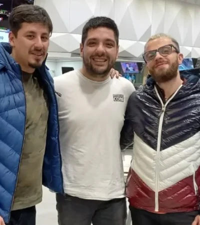 Martino (a la derecha), con colegas de los medios.