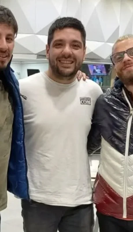 Martino (a la derecha), con colegas de los medios.