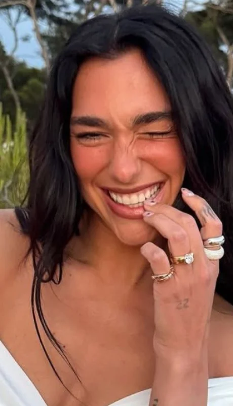 Dua Lipa confirmó su compromiso y en su mano luce su especial anillo.
