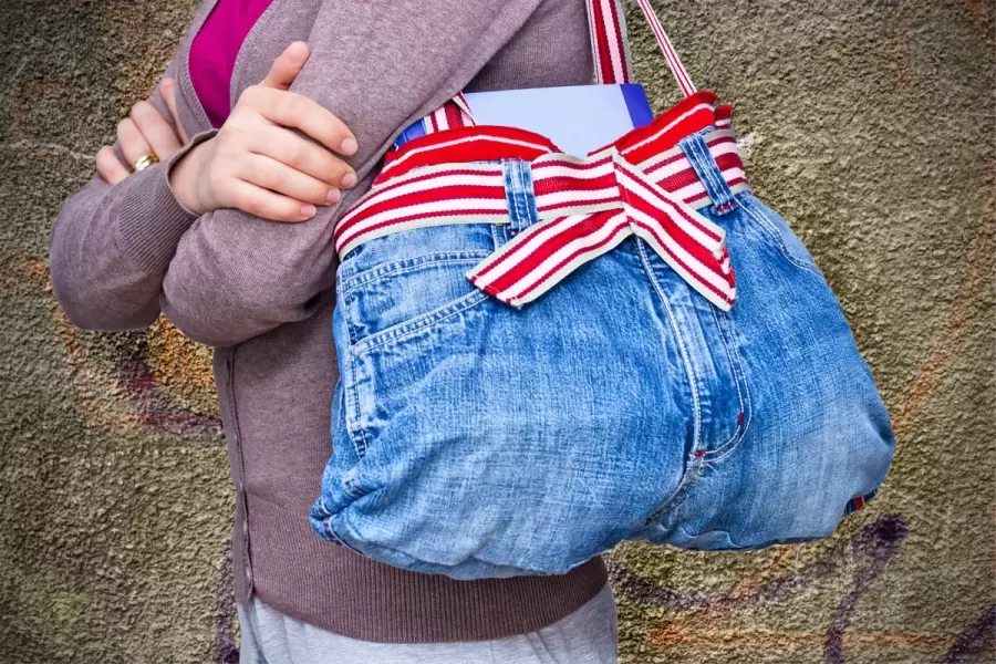 Otro modelo de bolso, utilizando un viejo jean: colores, onda y pocos pesos.