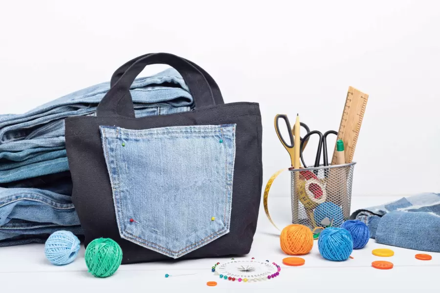 Un bolso con la parte trasera de un jean. El pantalón sigue vivo.