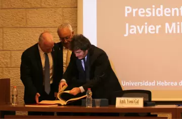 Manifestantes con banderas palestinas quisieron abordar a Javier Milei