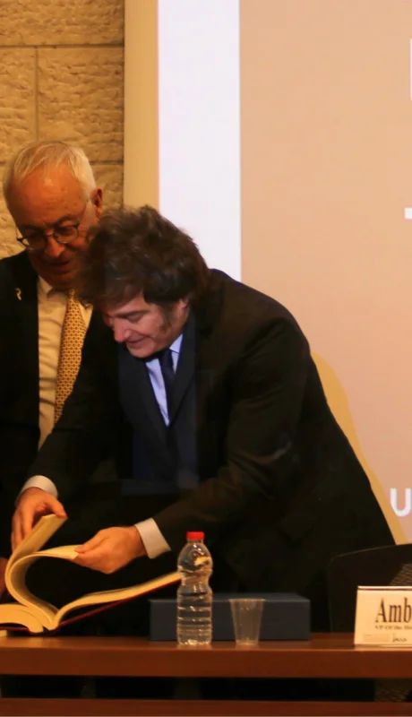 El presidente argentino casi fue alcanzado por protestantes a favor de Palestina.