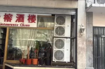 Brutal ataque captado en video: un exempleado apuñaló a su exjefe y huyó