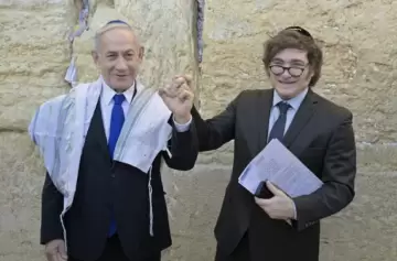 Antes de partir, Milei rezó junto a Netanyahu en el Muro de los Lamentos