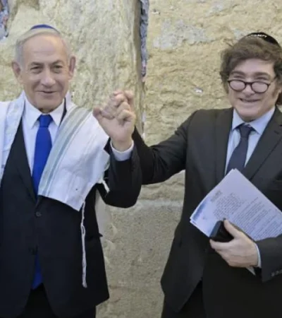 Milei volvió a despedirse de Israel en el murallón religioso, pero no lo hizo solo.