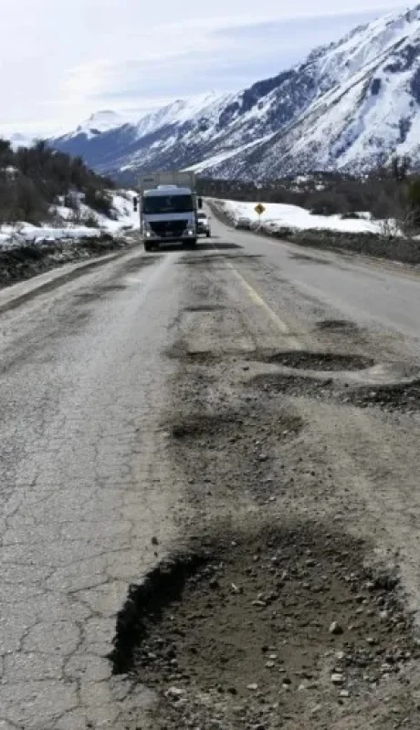 El gobernador de Río Negro reclamó por la falta de inversión en rutas nacionales.