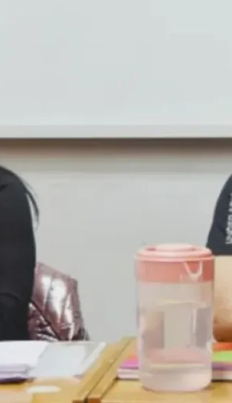 El imputado Oscar Ferreyra junto a su abogada en la audiencia de este lunes en Trelew.