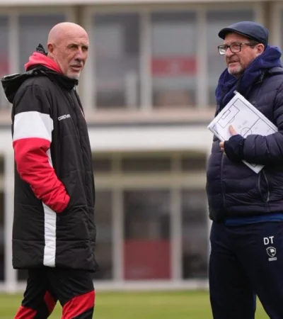 Daniel Oldrá y Alfredo Berti dialogan en la previa a los amistos.