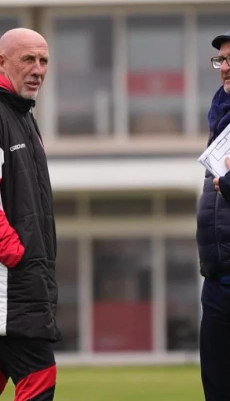 Daniel Oldrá y Alfredo Berti dialogan en la previa a los amistos.