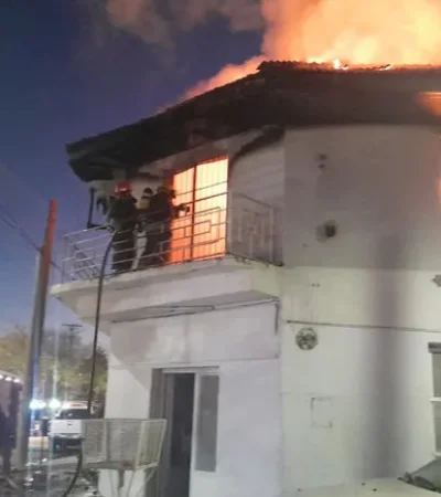 El voraz incendio consumió la planta alta de una vivienda. (Foto: gentileza LM Neuquén)