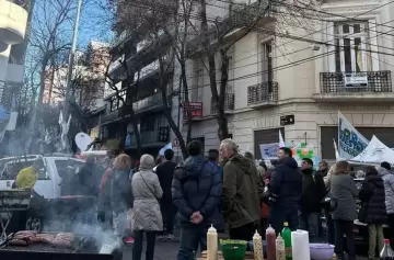 Desalojaron a militantes frente al departamento de Cristina Kirchner en Constitución