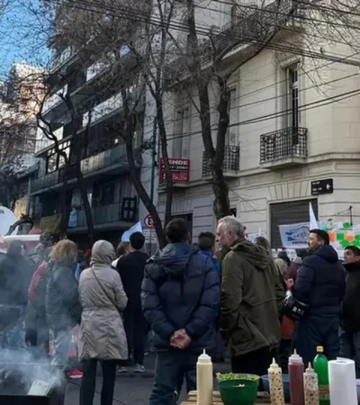Acampe frente al departamento de Cristina.