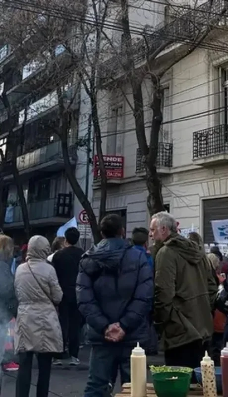 Acampe frente al departamento de Cristina.