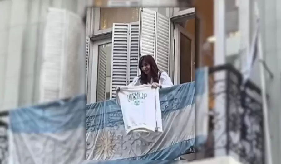 Cristina exhibe un buzo de la Universidad de La Plata