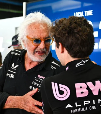 Un experto pide que un auto digno para que Franco brinde show.