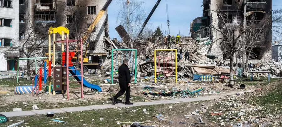 Una plaza de Kiev destruida por bombas rusas