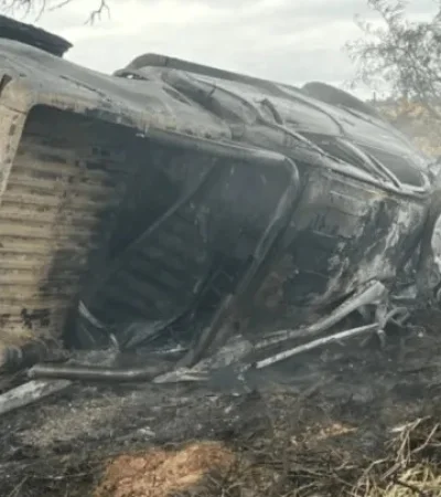 Luego de volcar la camioneta se prendió fuego/ Fuente: El Liberal