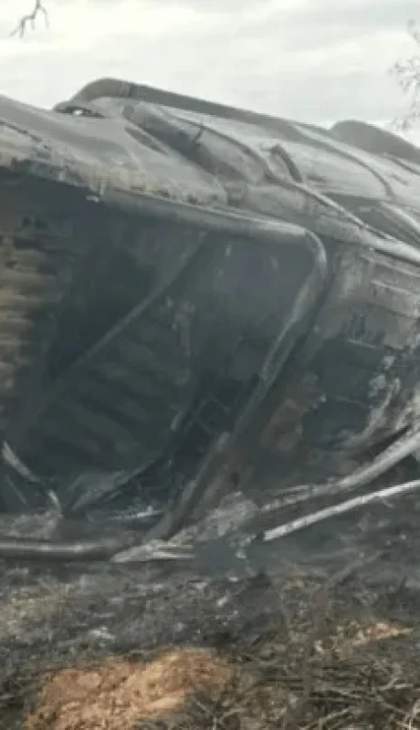 Luego de volcar la camioneta se prendió fuego/ Fuente: El Liberal