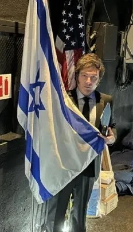 El presidente Javier Milei con la bandera de Israel/ Fuente: Javier Milei