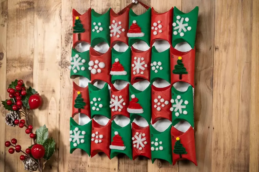 Calendario de adviento hecho con rollo de papel/ Fuente: Pinterest