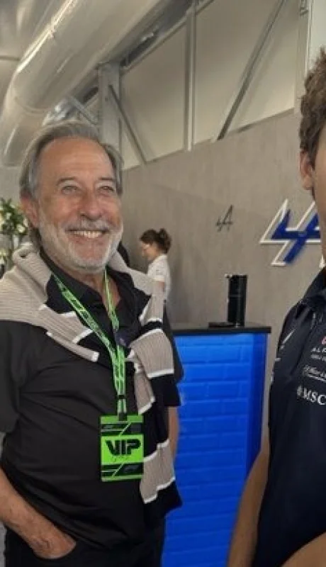 Guillermo Francella estuvo en el paddock de Alpine y tuvo una amena charla con el piloto argentino/ Fuente: X