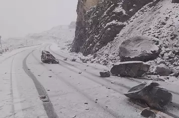 Videos: el Paso Cristo Redentor sigue cerrado y su apertura se complicó por derrumbes