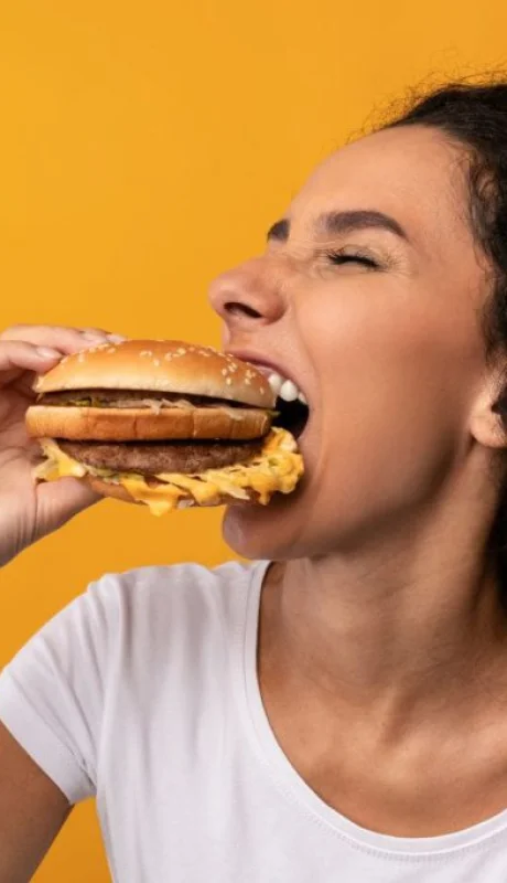 El vínculo entre la falta de sueño, las hormonas y el hambre.