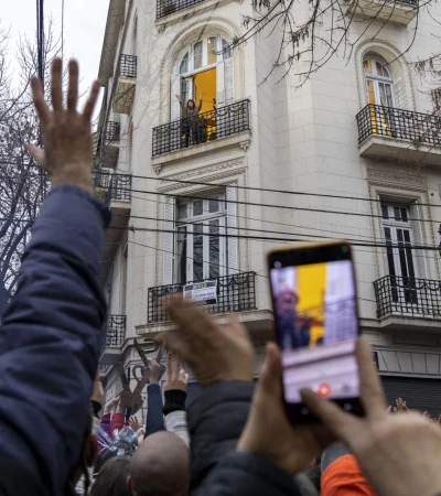 Cristina Kirchner en su departamento de Constitución.