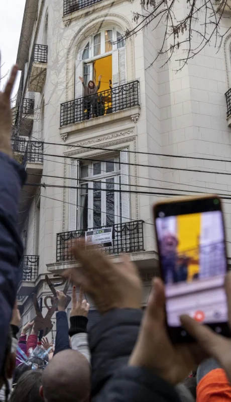 Cristina Kirchner en su departamento de Constitución.