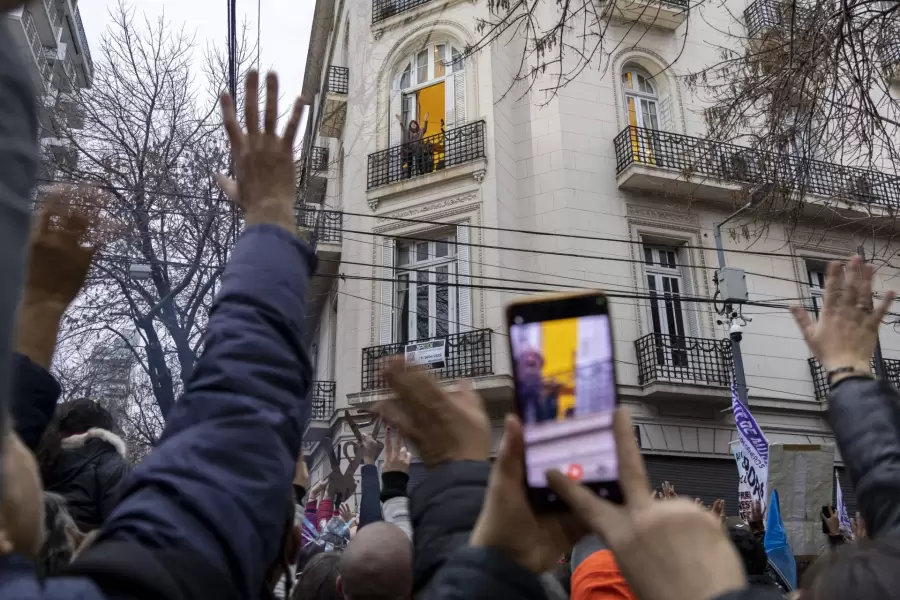 Cristina Kirchner en su departamento de Constitución.