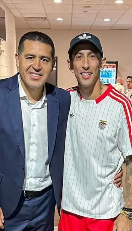 El presidente de Boca Juan Román Riquelme se reencontró con Ángel Di María luego del partido entre Boca y Benfica/ Fuente: TyC Sports