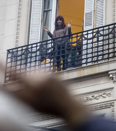 Cristina Kirchner en su departamento de Constitución.