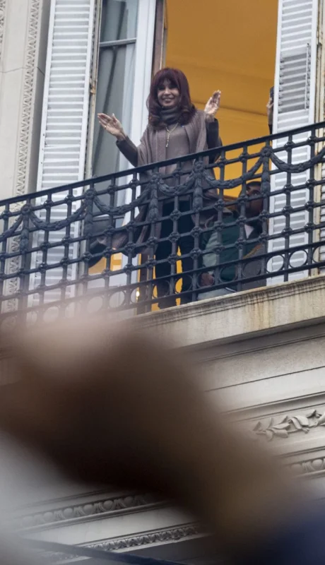 Cristina Kirchner en su departamento de Constitución. (Foto: NA)