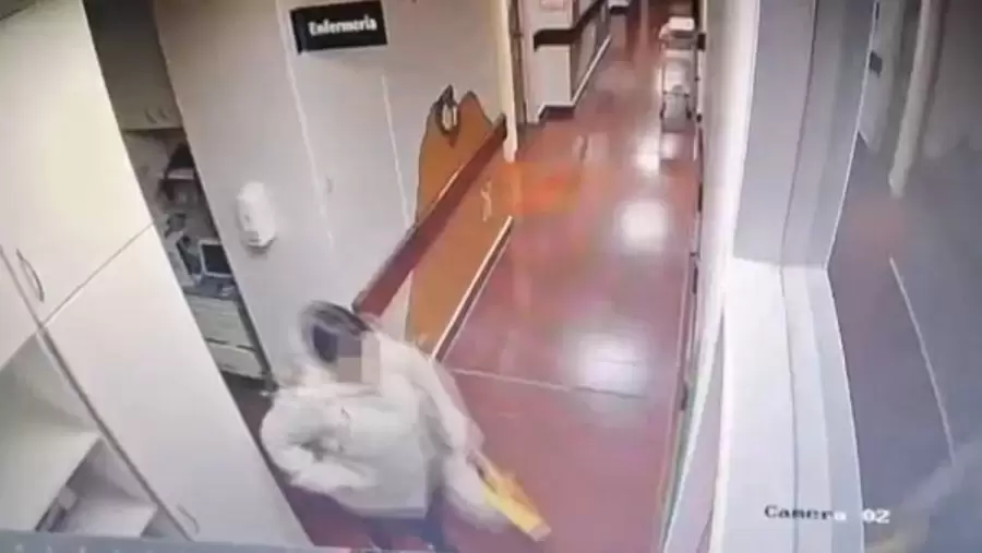 El momento en que mujer grada el celular en su bolsillo. (Imagen tomada de una cámara)