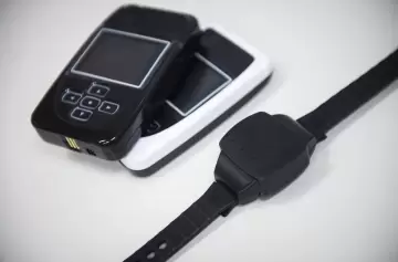 Así funcionan las tobilleras electrónicas que deberá usar Cristina Kirchner