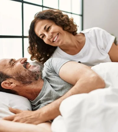 Conocé los beneficios de dormir acompañado. /