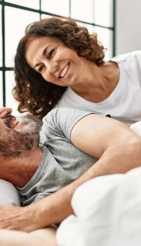 Conocé los beneficios de dormir acompañado. /