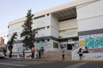 El video del brutal ataque de una madre a una docente en plena clase