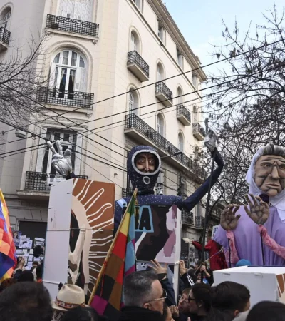 El balcón de Cristina y los militantes en la calle.