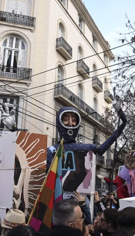 El balcón de Cristina y los militantes en la calle.
