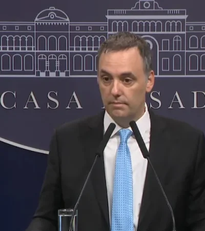 Manuel Adorni en la conferencia de prensa. (Foto: web)