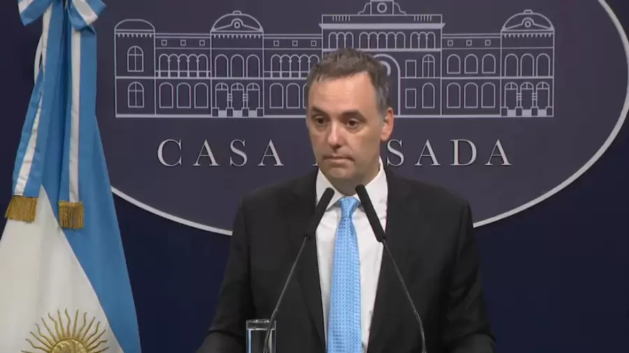 Manuel Adorni en la conferencia de prensa. (Foto: web)