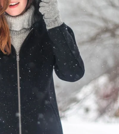 Mujer De Pie Mientras Sostiene Su Chaqueta