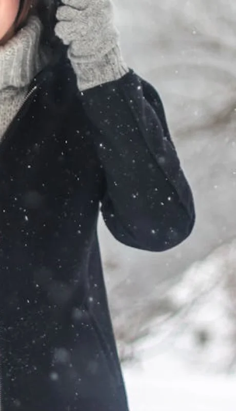 Mujer De Pie Mientras Sostiene Su Chaqueta