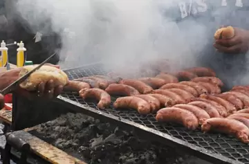 A cuánto cotizan los choris y las hamburguesas en la marcha por Cristina