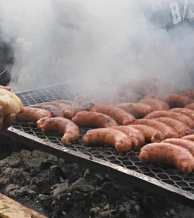 Choripán, una opción accesible para alimentarse en la marcha.