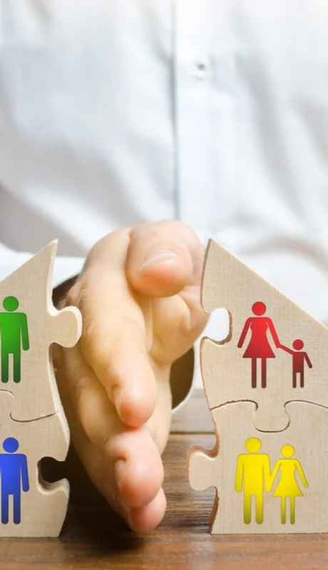 Invisibilizada durante años, la violencia económica tras el divorcio afecta la salud mental de madres, padres e hijos.