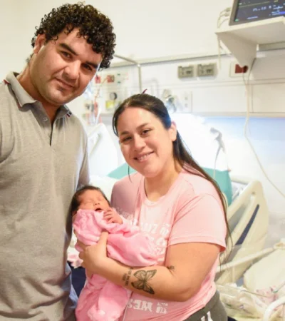 Los padres con la bebé recién nacida.