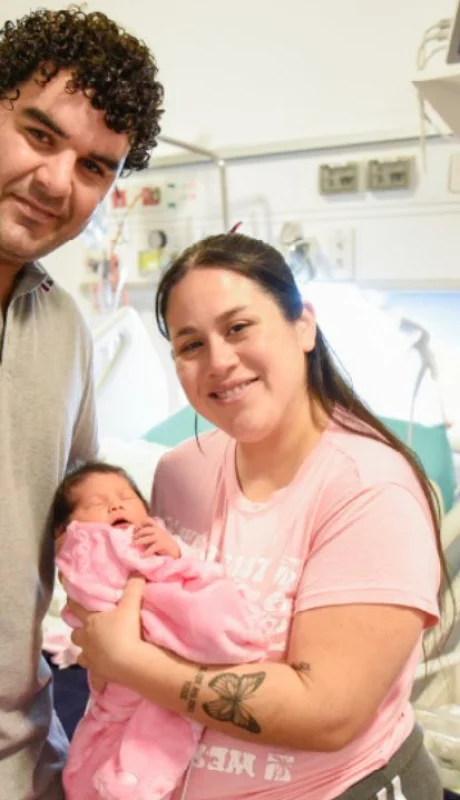 Los padres con la bebé recién nacida.